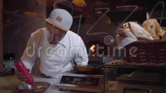 专业厨师在烤架上浇番茄酱美食烹饪理念视频的预览图