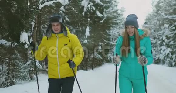 情人节前夕一对情侣在树林中滑雪的慢镜头视频的预览图