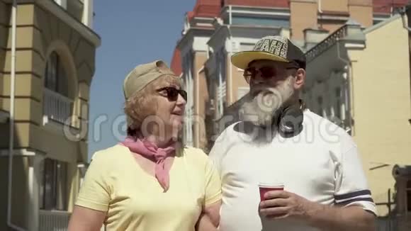 时尚的高级夫妻在城里散步互相享受视频的预览图