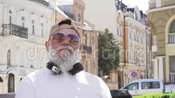 戴墨镜和帽子的时髦大胡子男的肖像视频的预览图