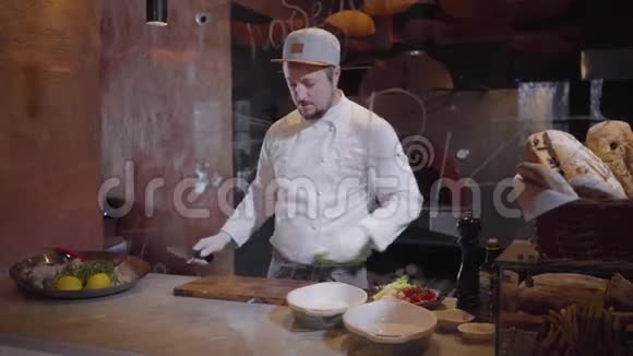 专业厨师将西葫芦切成薄片放在餐厅厨房的厨房板上从烹饪菜肴视频的预览图