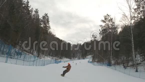 滑雪者骑马下山视频的预览图