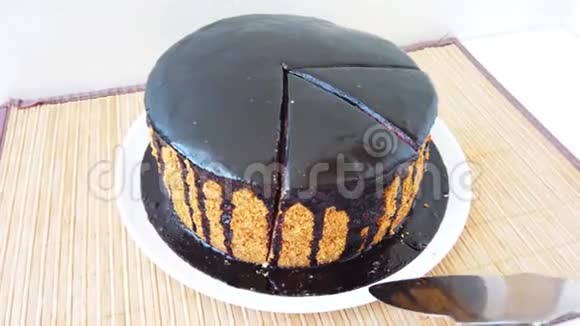 蛋糕服务器上的巧克力蛋糕切片视频的预览图