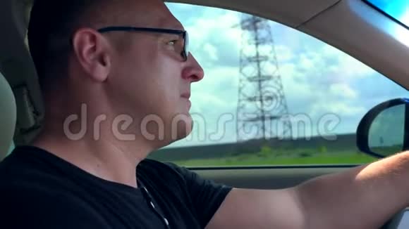 疲惫的中年男子在农村开车视频的预览图