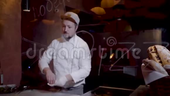 专业厨师把盐和胡椒放在锅里在餐厅烹饪美味的食物视频的预览图