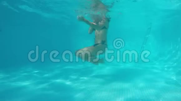 穿着泳衣的白人女孩在水下镜头前胡闹从水池下看视频的预览图