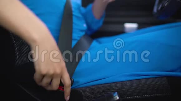 女性驾驶后坐在车内时解开汽车安全带视频的预览图