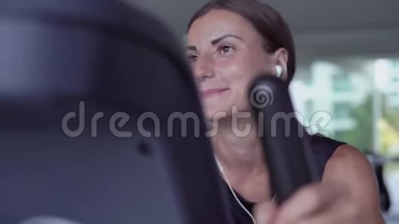 白人女孩在运动健身房跑步机上跑步特写视频的预览图