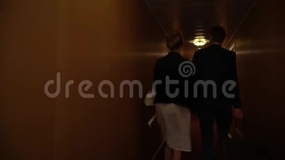 穿得漂亮的男人和女人进入房间漂亮的夫妇来到了酒店慢动作视频的预览图