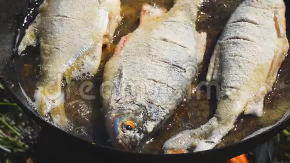 油煎的鱼在锅里视频的预览图