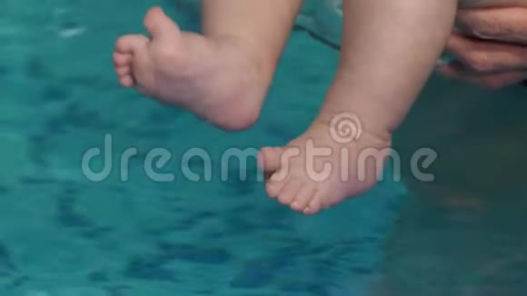 宝贝的脚触着水视频的预览图