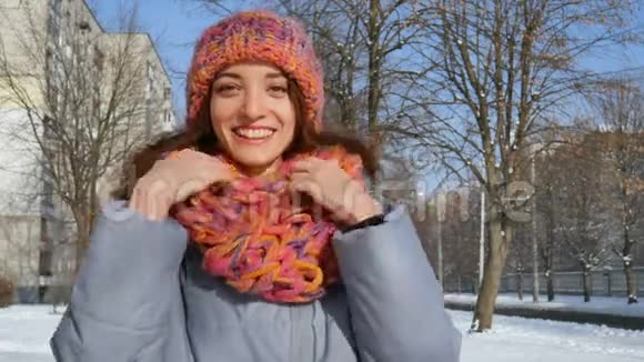 春暖花开的女孩和五颜六色的针织帽子和围巾在户外嬉戏的笑脸视频的预览图