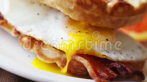 早餐三明治上的蛋黄视频的预览图