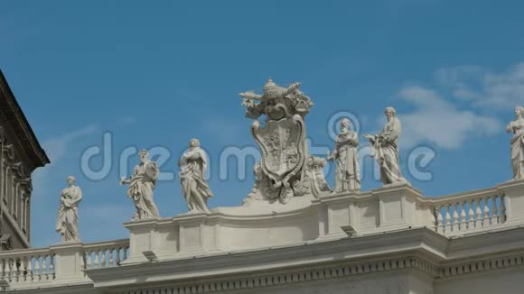 在梵蒂冈圣彼得广场放大雕像的镜头视频的预览图
