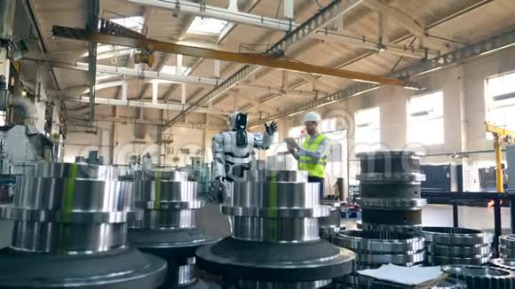 有机器人的工业工厂由男子管理视频的预览图