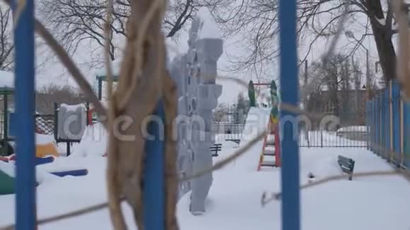 孩子们在大雪中操场视频的预览图