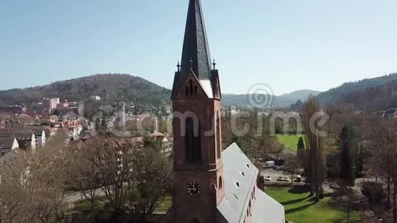 德国哥特式建筑的一座古老教堂的空中镜头4k视频的预览图