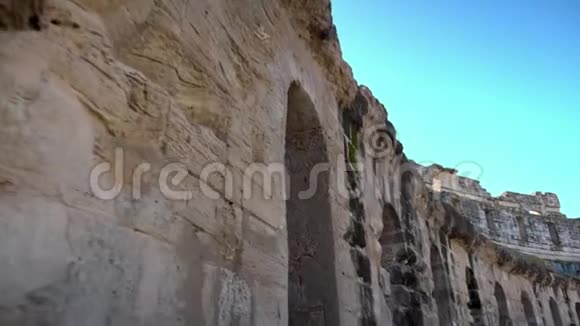 古罗马遗址位于突尼斯埃尔杰姆的古代圆形剧场沿墙的通道历史地标视频的预览图