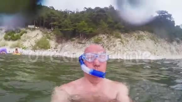 一个人戴着眼镜带着游泳管在海里游泳视频的预览图