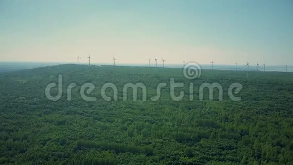 林区的风力发电机视频的预览图