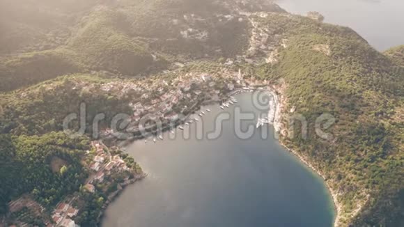 高海拔鸟瞰基奥尼湾和村庄希腊伊萨卡岛视频的预览图