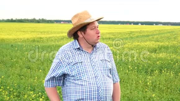 男性农民站在肥沃农田土壤上的肖像远望视频的预览图
