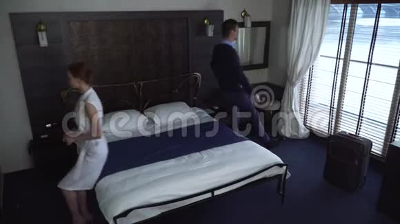 男人和女人同时从不同的角度躺在酒店的床上视频的预览图