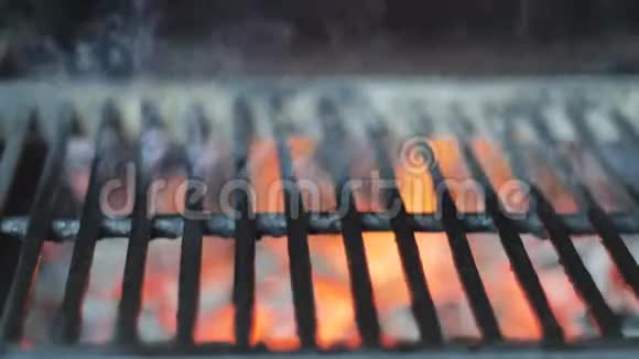 烧烤架靠近火和燃烧煤烟的背景视频的预览图