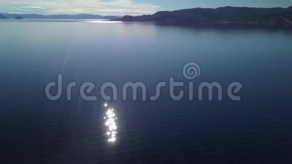 挪威海水上的太阳反射视频的预览图