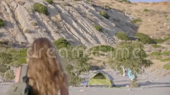 在海滩上露营的女孩视频的预览图