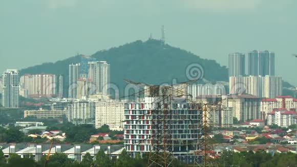 城市地区的建筑物和山脉视频的预览图