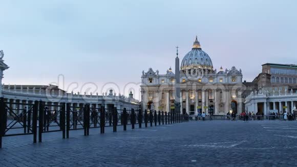 梵蒂冈圣彼得大教堂黄昏的低视角视频的预览图