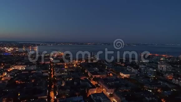 从敖德萨老城市中心和海港的无人机俯瞰深蓝色夜空视频的预览图