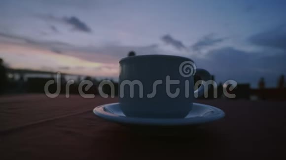 提供咖啡或茶的杯具可在沙滩上享用视频的预览图