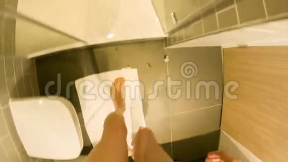 一个正在洗澡的人视频的预览图