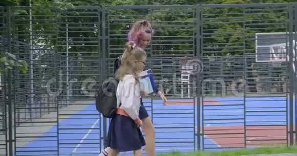 两个女孩姐妹上学穿着校服带背包的孩子视频的预览图