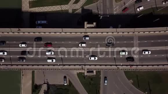 无人机视野4K道路鸟瞰城市交通堵塞在一座汽车桥上视频的预览图