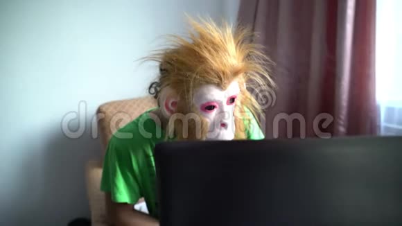 戴猴子面具的滑稽男人在电脑后面工作幽默超现实主义拖延视频的预览图
