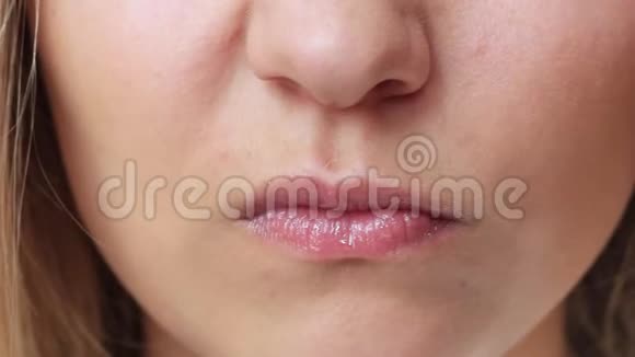 女性嘴唇紧闭视频的预览图