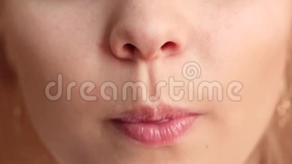 女性嘴唇紧闭视频的预览图