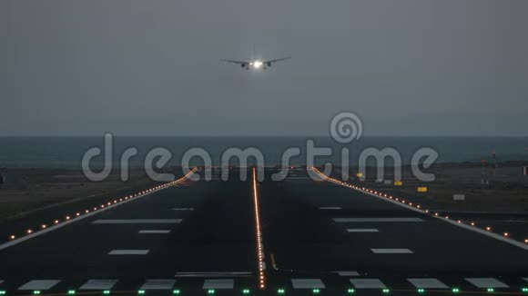 飞机在黄昏抵达沿海机场视频的预览图