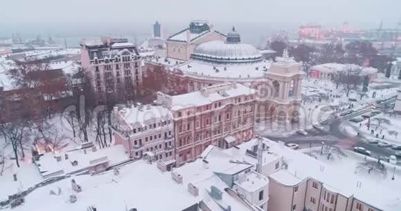 敖德萨市中心的空中景观冬季有海港灯视频的预览图