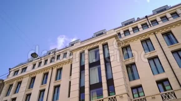 城市中的历史建筑立面酒店公寓或商务中心外部视频的预览图