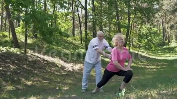 老人帮助妻子在公园锻炼视频的预览图