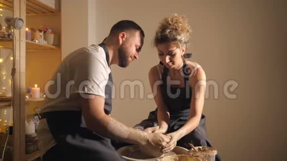 幸福的一对夫妇在陶罐轮子上做陶罐视频的预览图