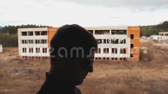 年轻人走在废弃的大楼里视频的预览图