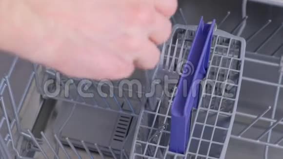 人装卸洗碗机白色餐具餐具高速视频视频的预览图