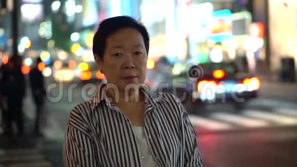 日本的亚洲老年妇女模糊夜光背景探索世界视频的预览图