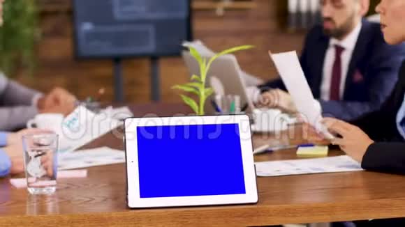 会议室桌子上有蓝色屏幕的桌子视频的预览图