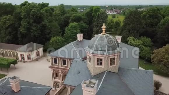 德国宫殿的空中镜头前面是绿色草坪4k视频的预览图